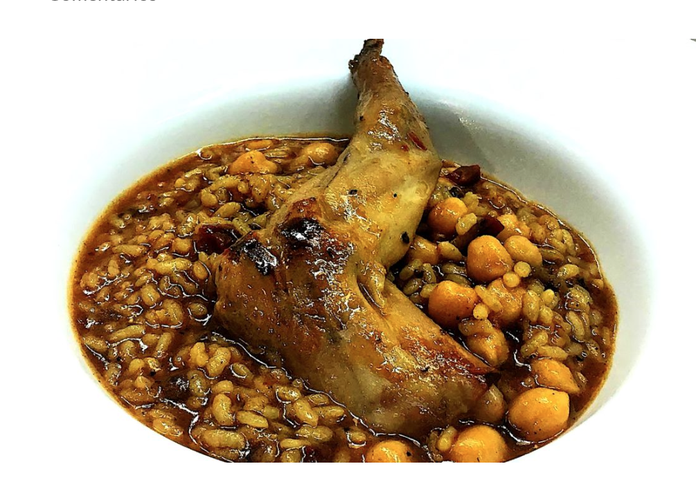 Ensalada de pimientos asados atún y huevo conarroz con conejo y garbanzos en la olla exprés